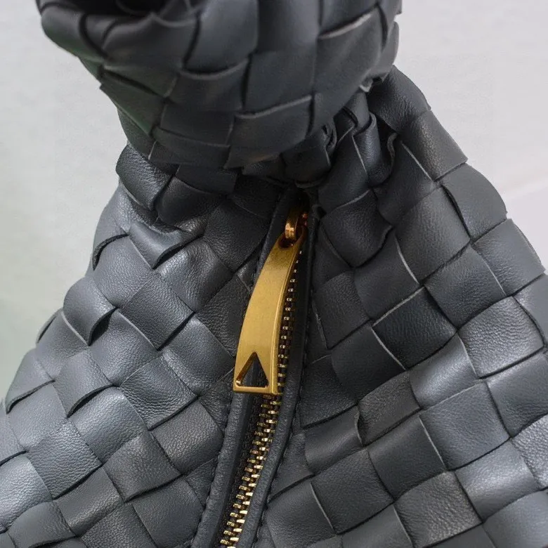 Batch 1460 BV Bottega Veneta 2022 Early Spring New Ladies Medium JODIE Handbag BV Bag 🔥The new method is to round the corners on the original basis and knot the round hobo bag with classic woven leather. The most iconic triangular pull-out design, using sheepskin draped soft shape, is super suitable for concave shapes~ Jodie feels really gentle to people, and is definitely the best item for daily matching. It has the same weave, new elements and twists, and is versatile. It is the new favorite of street style Internet celebrities! Size: 36*21*13 Model: 6697